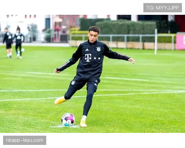 穆西亚拉闪耀赛场:年轻天才凭犀利盘带持续主导球队进攻 穆西亚拉闪耀赛场:年轻天才凭犀利盘带持续主导球队进攻