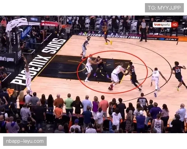 布克利用挡拆制造得分机会提升投篮效率拉开与对手差距