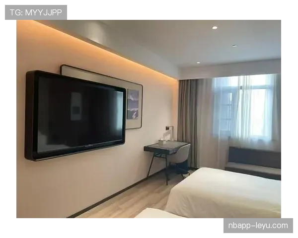 翁泓阳训练完直接瘫在场边啃香蕉，这自律和松弛感我真学不来